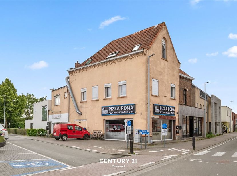 Cet immeuble de rapport est situé à Herent, à proximité du pont de Wijgmaal, dans un emplacement facilement accessible et bien visible, offrant une li