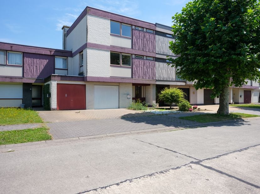OP TE FRISSEN BEL-ETAGEWONING<br />
<br />
Bel-Etagewoning in de wijk Nieuwenhove, landelijk maar vlak bij de E40 en de kern van Oostkamp. <br />
<br