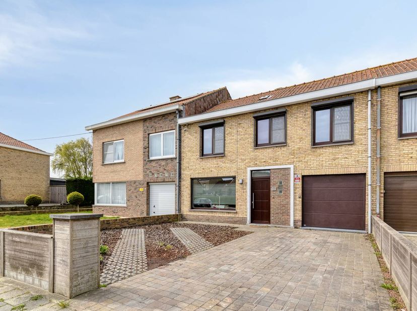 Cette maison entièrement rénovée et prête à emménager avec pas moins de 4 chambres est située sur un terrain de 300 m². Grâce au label EPC favorable (