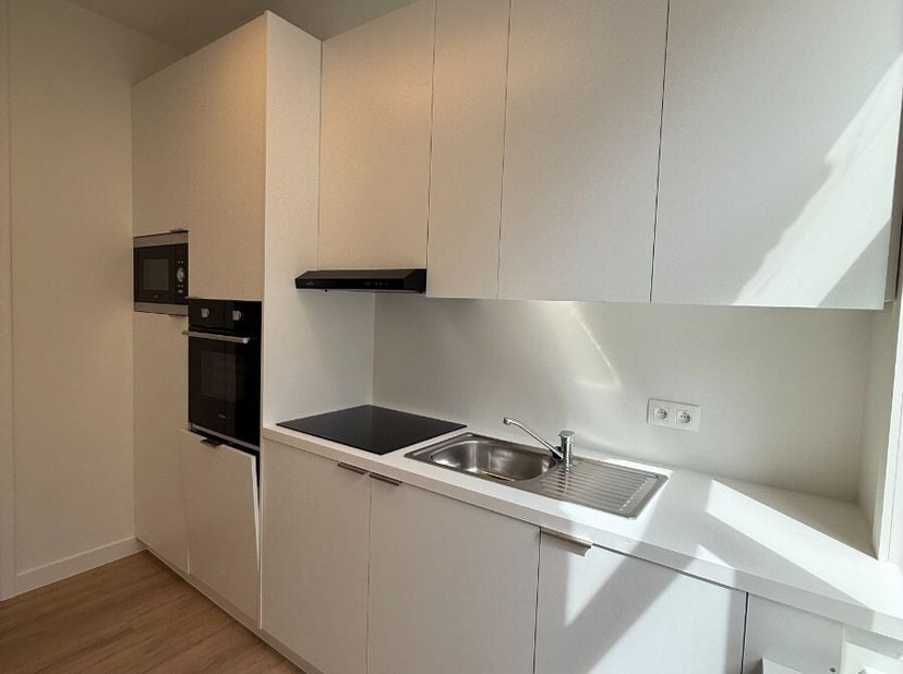 À louer : appartement bien entretenu situé Boezingepoortstraat, à quelques pas du centre dYpres. Cet appartement offre un agencement confortable avec