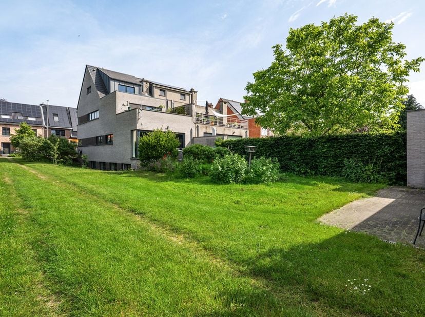 Dit ruim, instapklaar appartement is gelegen op een gegeerde en uiterst residentiële locatie in Wijnegem. U bevindt zich nabij openbaar vervoer, winke