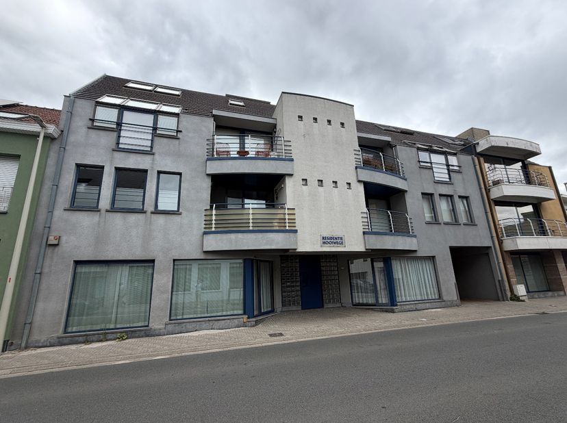 In een kleinschalige residentie te centrum Sleidinge, stellen wij u graag dit gelijkvloers appartement voor. Winkels, scholen, bus/trein zijn allemaal
