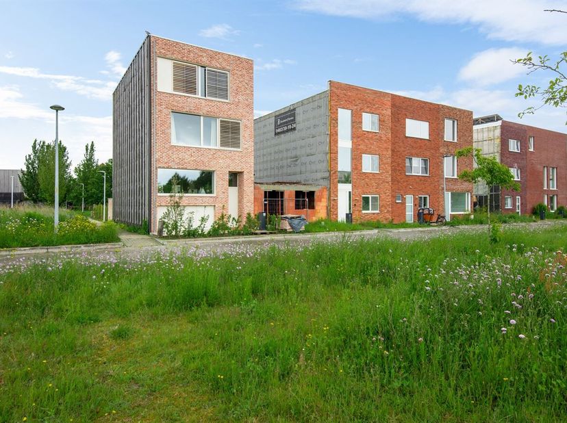 Bouwgrond met verder af te werken ruwbouw en staanplaats in de Clementwijk<br />
Gelegen in de populaire Clementwijk in Sint-Niklaas geniet u hier van