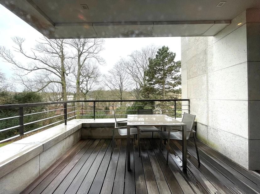 Gelegen vlakbij het Woluwe Park en het Tram Museum, biedt dit prachtig luxe appartement een oppervlakte van ongeveer 193 m². Het bevindt zich in een p