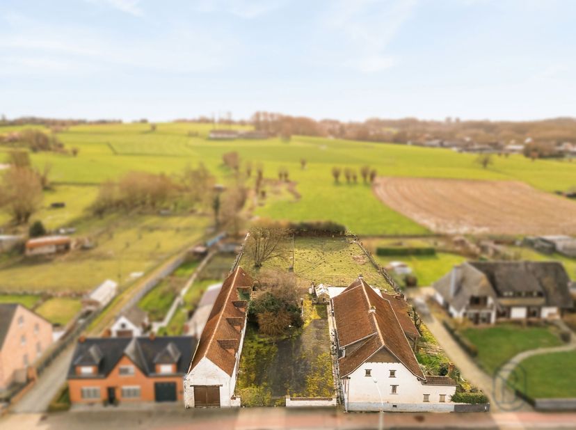 Te renoveren charmante hoeve met véél potentieel, gelegen op een ruim perceel van 2.577 m² in landelijk woongebied. Deze eigendom biedt tal van mogeli
