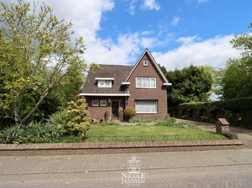 Deze charmante vrijstaande woning heeft al een praktische indeling met ruime, luchtige vertrekken. Ook de verdieping geniet van mooie ruime slaapkamer