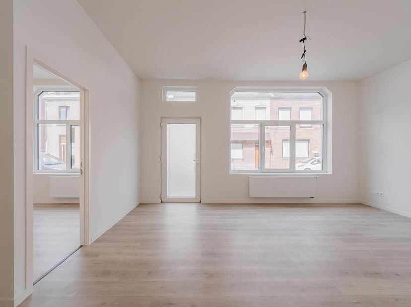 Op een uitstekende locatie aan de Hannuitsesteenweg 7 in Landen bevindt zich dit recent volledig gerenoveerde gelijkvloers appartement. Dankzij de nab