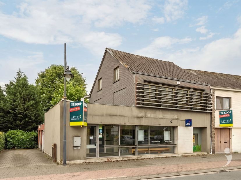Bent u op zoek naar een polyvalent handelspand (eventueel met woonst) op een centrale locatie in Haacht centrum? Dit voormalige bankkantoor biedt vers