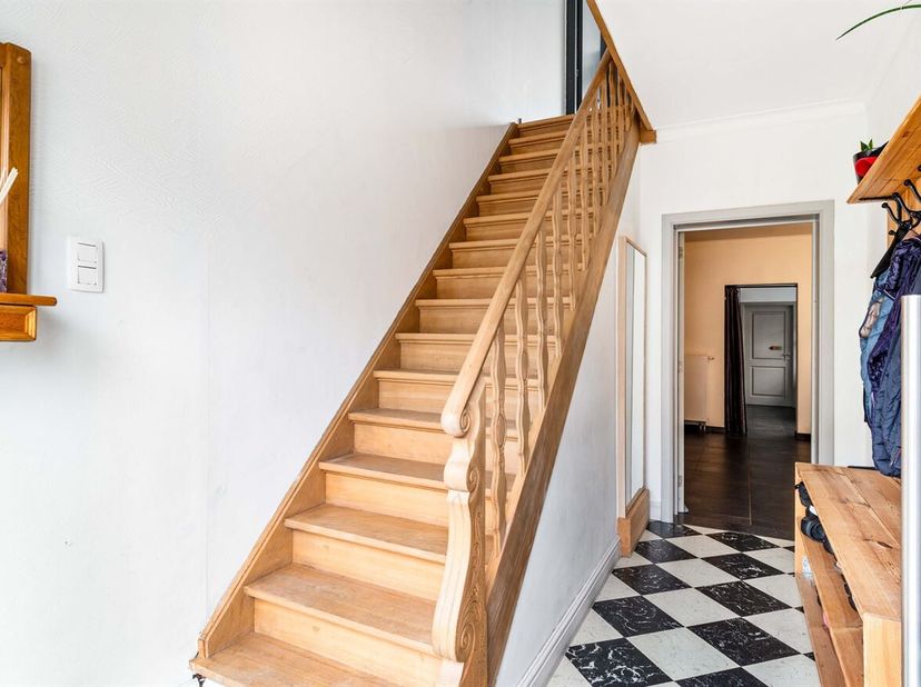 Instapklare gezinswoning met 3 slaapkamers, mogelijkheid tot 4 slaapkamers en tuin<br />
Gelijkvloers<br />
Via de inkomhal betreedt u de woning. Aans