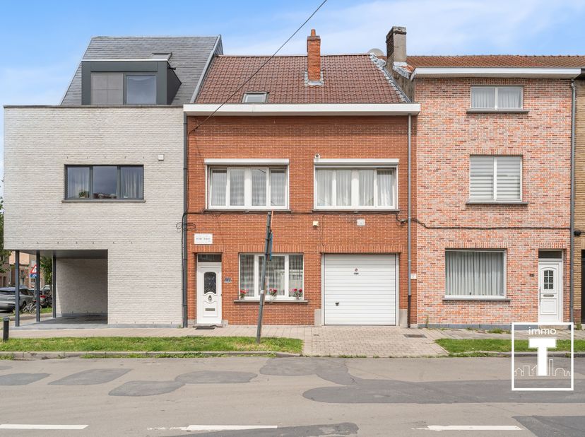 Gelegen te Gentbrugge, in de gegeerde wijk " Moskou " treffen we deze ruime gesloten bebouwing met inpandige garage. Indeling: via de inkomhal begeven