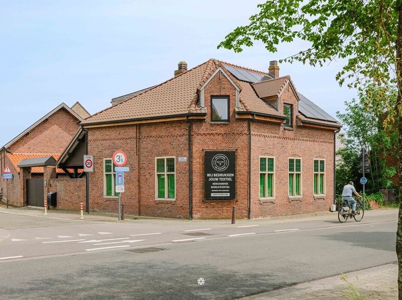 Bent u op zoek naar een karaktervolle eigendom waar wonen, werken en ondernemen naadloos samenkomen? Dan zal deze unieke vierkantshoeve in het centrum