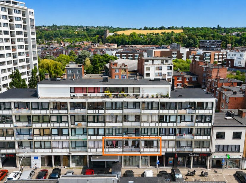 Agréable appartement 3 chambres à rafraichir (+/- 94m² d'après PEB) bien situé au 1er étage d'un immeuble avec ascenseur à Liège à proximité de toutes