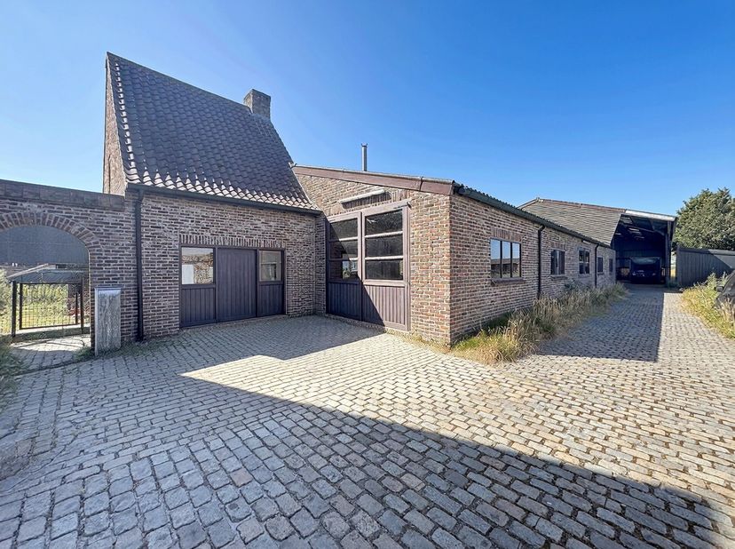 Veelzijdig atelier met bureauruimte en open loods op strategische locatie<br />
Op zoek naar de ideale werk- en stockageruimte voor jouw onderneming?