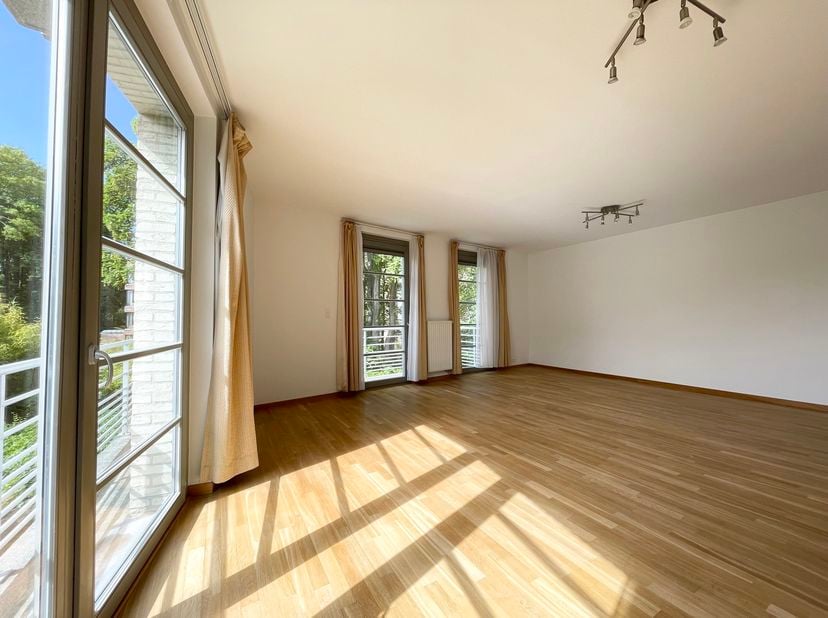 WOLUWE-SINT-PIETER, vlak bij het Dumonplein (metro Stockel), gezellig APPARTEMENT (2 slaapkamers/2 badkamers) van 96 m² met terras en parkeerplaats, G