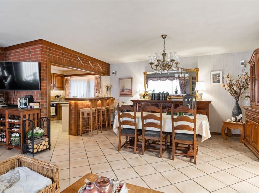 Openhuizendag op zaterdag 13 juni van 11u00 - 12u00<br />
Op te frissen woning met 4 slaapkamers en magazijn!<br />
Indeling van de woning:<br />
Bij
