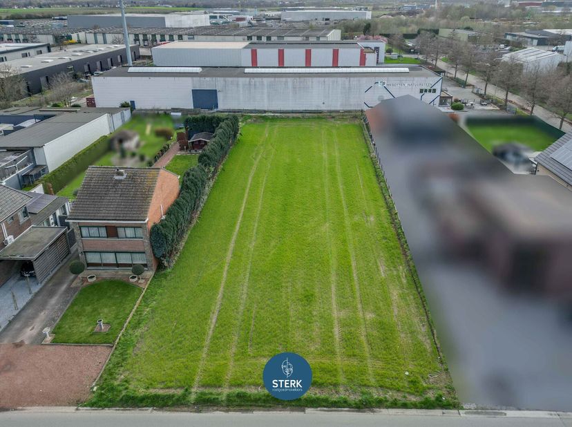 TE VERKAVELEN GRONDEN IN WOON- EN KMO-GEBIED NABIJ DE GRENS !<br />
We vinden deze te verkavelen grond van 23a 00ca terug te Smeermaas-Lanaken.<br />