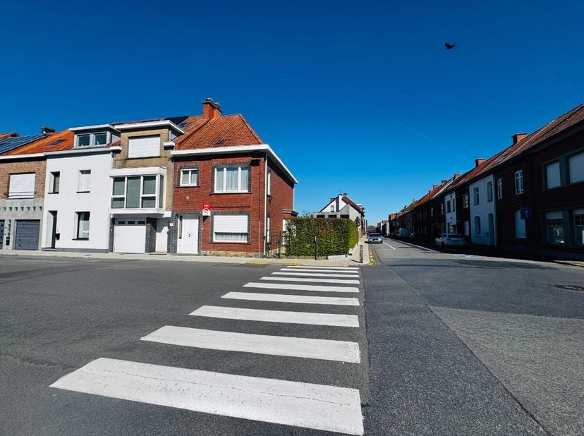 [[ ER WERD EEN OPTIE GENOMEN OP DIT PAND. ]] stige locatie dichtbij het centrum van Wevelgem bevindt zich deze charmante hoekwoning met tuin en een af
