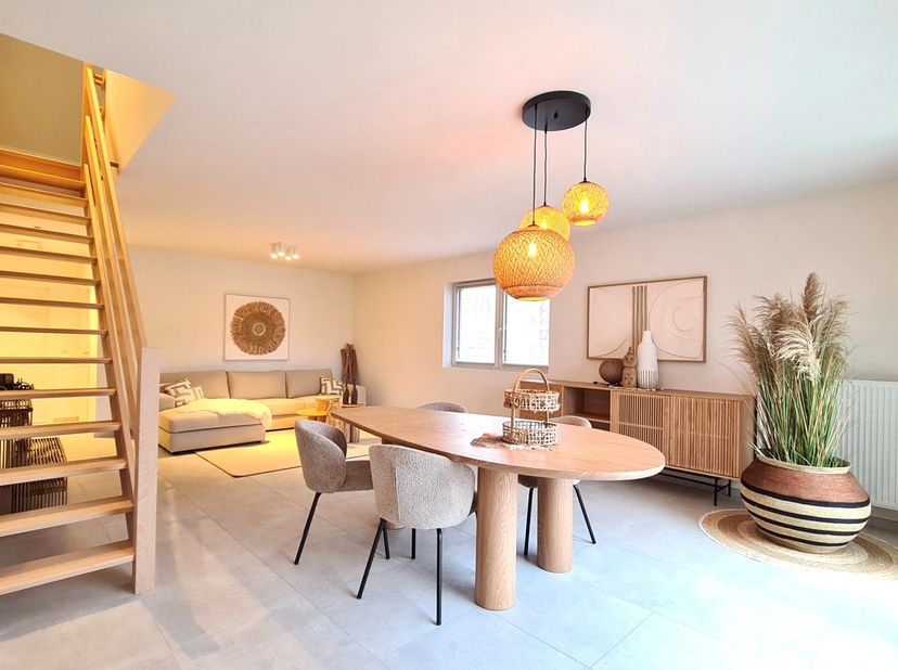 Goedgelegen KWALITATIEF afgewerkt NIEUWBOUW energiezuinig DUPLEXAPPARTEMENT met 3 SLK, TERRAS en aangename grote lichtrijke leefruime! Tevens IDEALE I