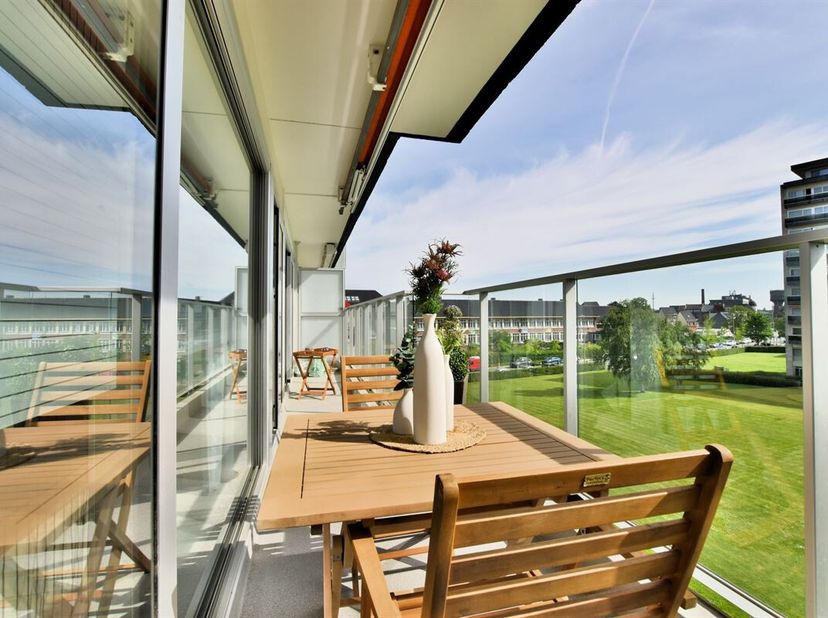 Prachtig volledig vernieuwd appartement met bijzonder goede ligging aan "Brusselse Forten". Dit instapklaar en recent gerenoveerde appartement (2017)