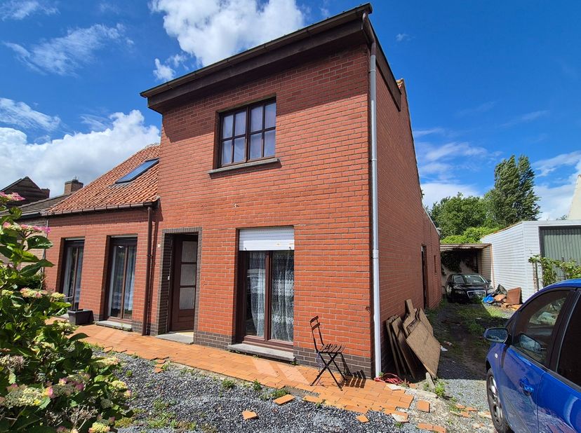In het hart van Oostrozebeke, op wandelafstand van winkels, scholen en openbaar vervoer, bevindt zich deze charmante en verzorgde woning die ruimte, c