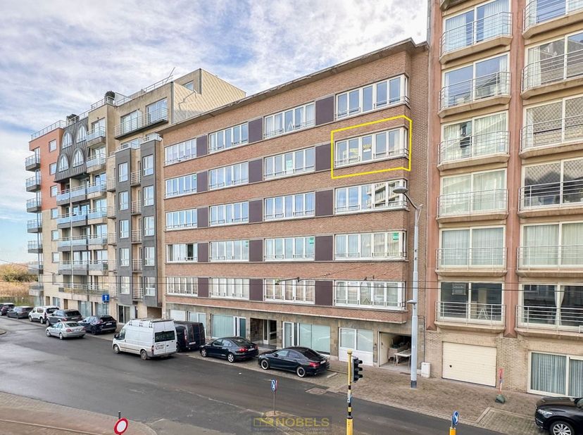 INSTAPKLAAR appartement in het hart van Middelkerke combineert een GUNSTIGE LIGGING met modern comfort en een prachtig ZIJDELINGS ZEEZICHT. Gelegen op