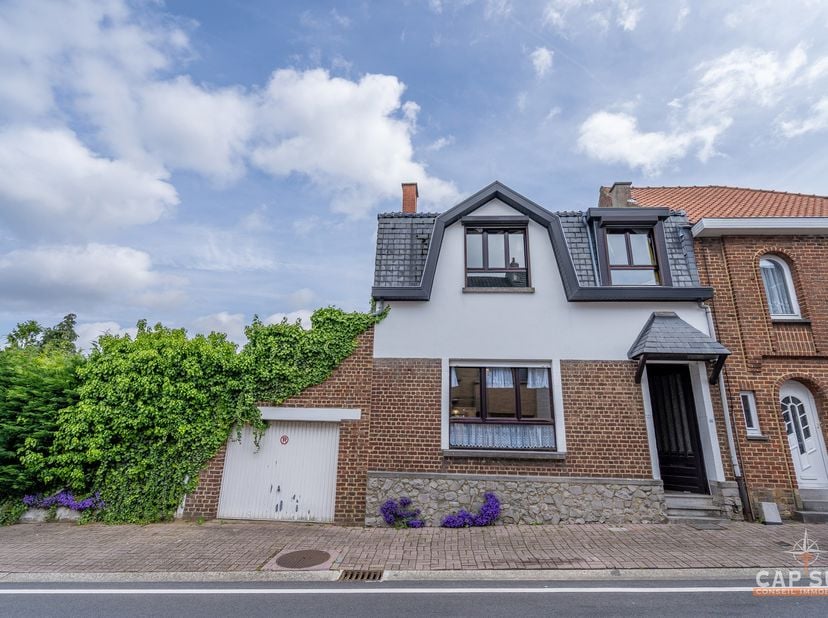 Beersel – Gelegen in een gegeerde residentiële omgeving waar rust en een uitstekende bereikbaarheid hand in hand gaan, biedt deze karaktervolle woning