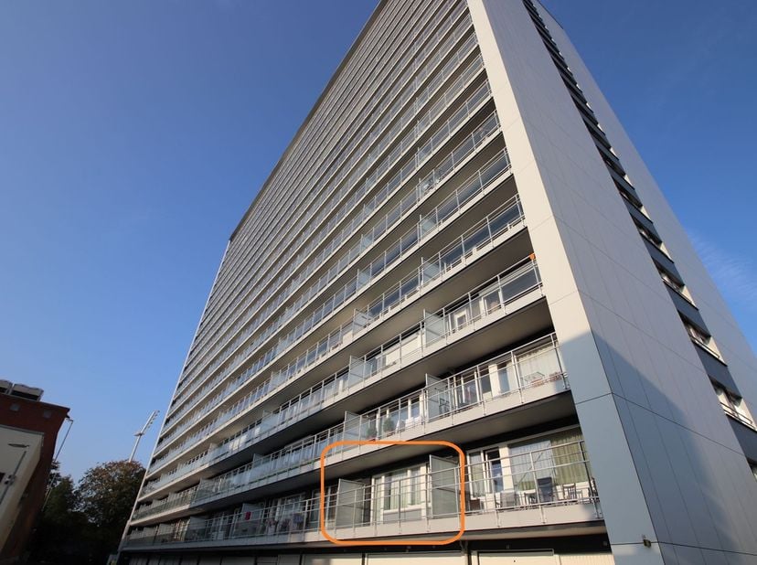 Deze flat beschikt over een inkomhal (met 2 bergkasten), een leefruimte met een aparte slaaphoek, een keuken, een badkamer (met lavabomeubel, toilet e