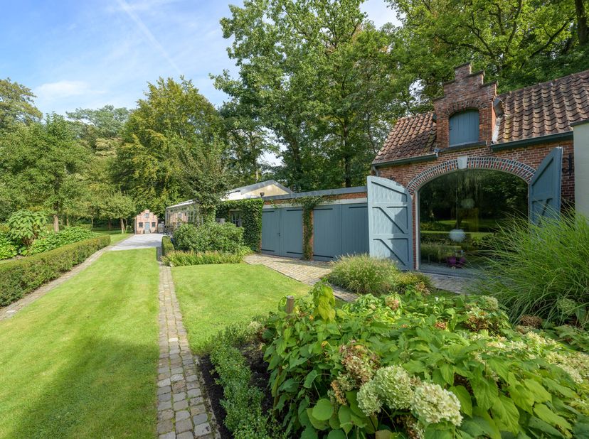 Op de grens van Schoten en ’s Gravenwezel bevindt zich dit stukje geschiedenis uit 1758. Op een perceel van ca. 9.053 m² wordt de villa "'t Wit Kruis"