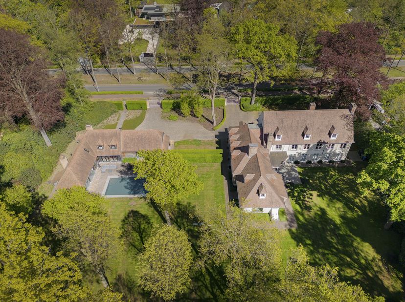 Dissimulée dans le quartier résidentiel de Vriesdonk, cette villa‑estate se niche au cœur d’un domaine d’environ 6.000 m², où l’élégance intemporelle,