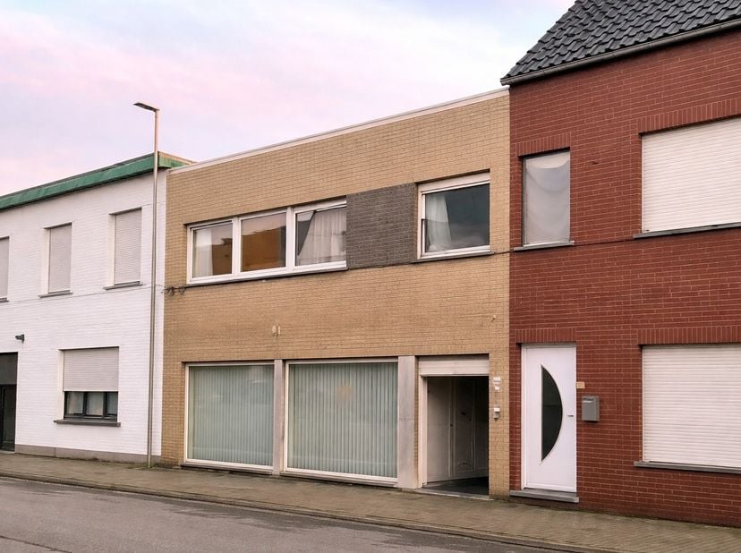 Opbrengsteigendom te Zelzate, centraal gelegen. Bijzonder pand met ruime woning en appartement, ideaal voor een zelfstandige, groot gezin of kangoeroe