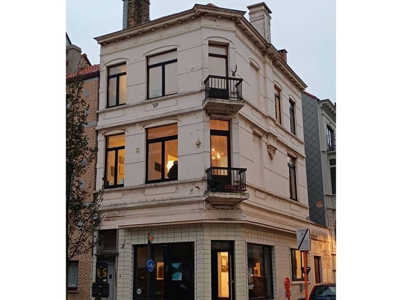 Bienvenue dans ce manoir de 1903 partiellement rénové, actuellement transformé en galerie d'art avec un appartement aux étages supérieurs.<br />
Grâce