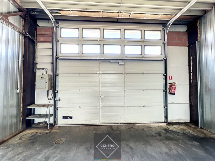 OPPERVLAKTEN:<br />
Constructie-bruikbare oppervlakten<br />
Magazijn: &amp;nbsp;±120 m²<br />
<br />
INDELING:<br />
Magazijn/opslagruimte van ± 120m² (B
