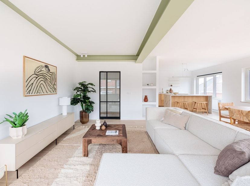 Découvrez ce spacieux appartement duplex entièrement rénové de 168 m², situé dans un environnement résidentiel calme et agréable à Sint-Pieters-Leeuw.