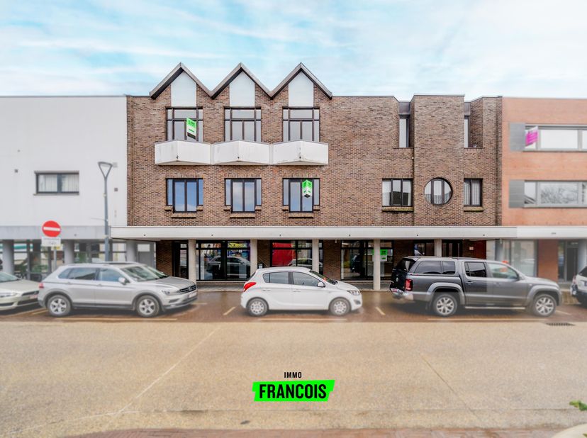 OPPORTUNITÉ D'INVESTISSEMENT UNIQUE À MEULEBEKE<br />
Ce bâtiment multifonctionnel, situé à un emplacement de choix près du marché de Meulebeke, offre