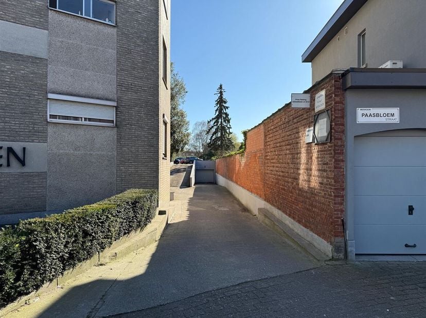 Autostaanplaats op gunstige en centrale locatie!<br />
Ligging: Gelegen op een gunstige en centrale locatie achter een residentieel appartementsgebouw