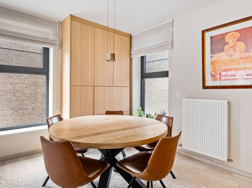 Ligging<br />
<br />
Dit appartement is gelegen aan de Dascottelei in Deurne-Zuid en geniet van een uitstekende bereikbaarheid naar het centrum van A