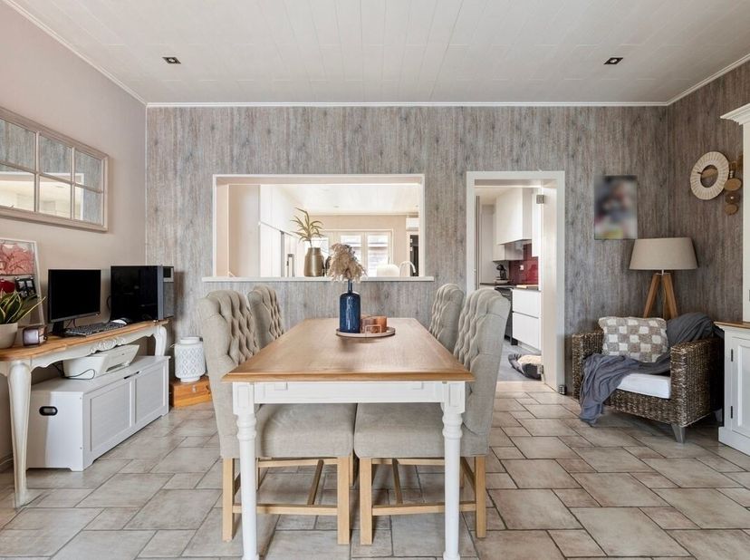 Gezellige instapklare starterswoning met oprit en tuintje te Baasrode bij Dendermonde | BIEDEN vanaf 319 000 euro. Deze eigendom is op enkele minuten