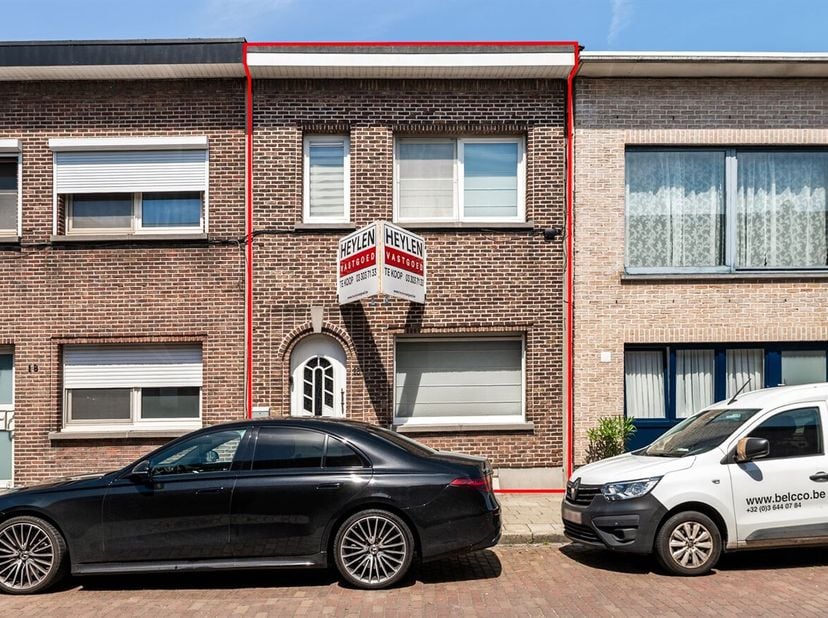 In het hart van Merksem te Grasbloemstraat bevindt zich deze sfeervolle woning. Scholen, winkels, gezellige horecazaken en het openbaar vervoer bevind