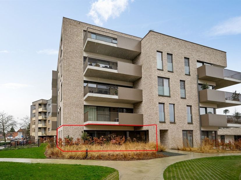 Ligging: Dit appartement geniet van een toplocatie in het centrum van Herentals. Winkels, horecazaken, scholen en openbaar vervoer bevinden zich op wa