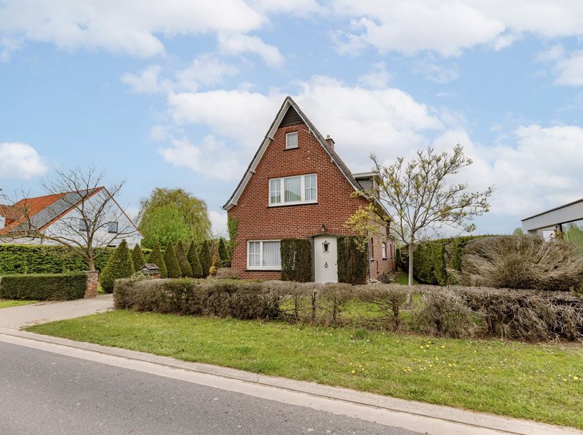 Bienvenue au Kortenbosstraat 67 à Wetteren, où calme et espace sont au rendez-vous. Cette propriété est située sur un terrain large de 851 m² et offre