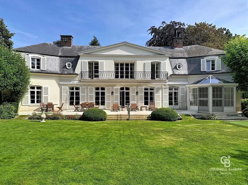 Majestueuze villa in Franse stijl (± 754 m²), ontworpen door architect Van Meulecom, gebouwd op een perceel van ± 2.600 m².<br />
Dit prachtige landgo