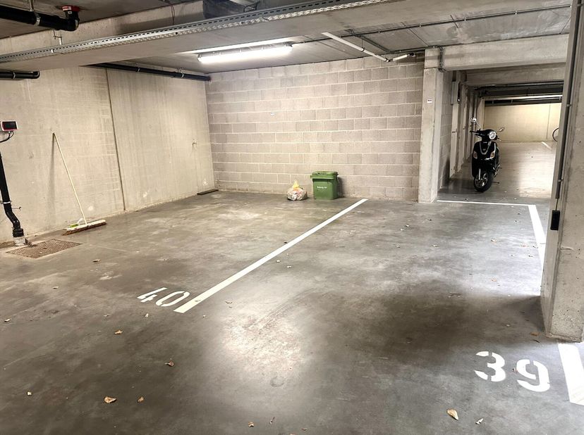 2 ondergrondse autostandplaatsen nummers 39 en 40 gelegen tussen de grote en kleine ring. Autosnelwegen makkelijk bereikbaar. Winkels en openbaar verv