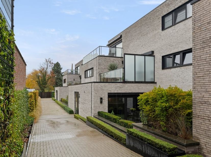 Ontdek dit prachtig gelijkvloers appartement, ideaal gelegen aan de Tongersesteenweg 42B in Sint-Truiden. Dit instapklaar appartement combineert moder