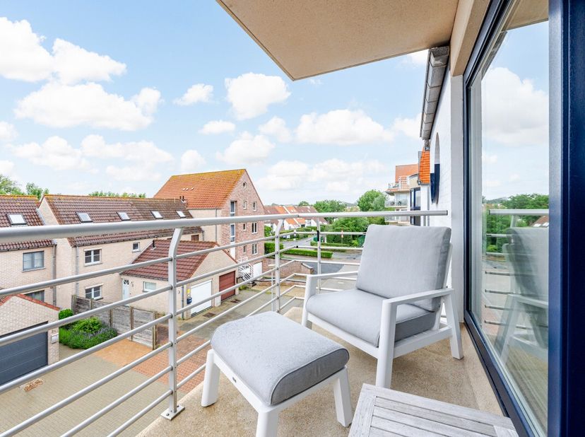 À vendre : appartement bien entretenu au cur de Nieuwpoort, situé sur lAvenue Albert I, à proximité des transports en commun. Cet appartement (constru