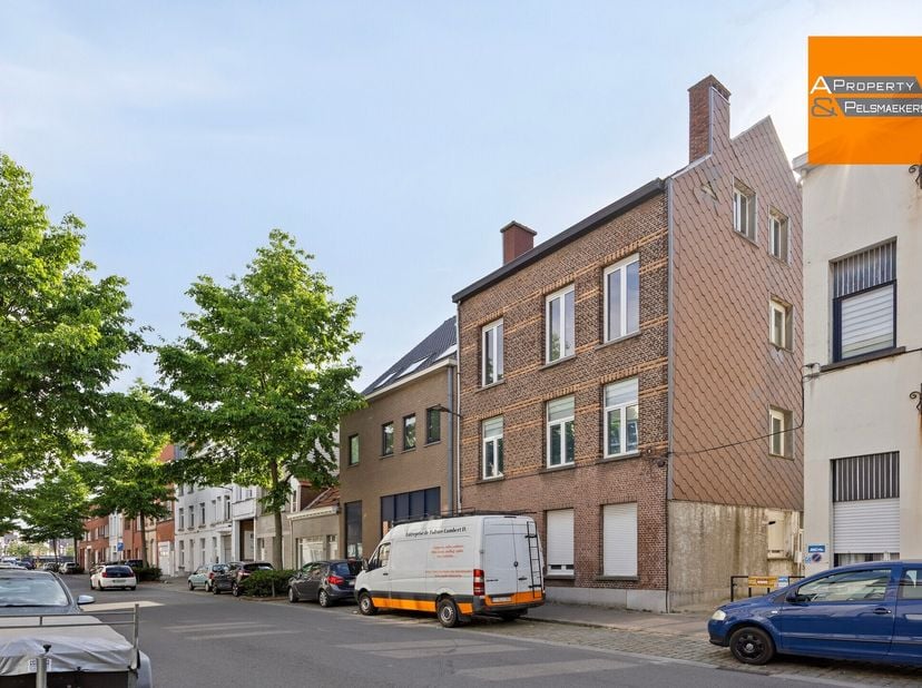 Dit verzorgde 1-slaapkamerappartement bevindt zich op de tweede verdieping van een kleinschalig gebouw aan de Bredabaan in Merksem. De ligging is zeer