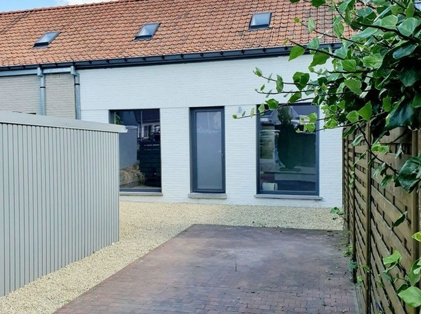 Investeringsvastgoed of starterswoning gelegen te Waregem.&amp;nbsp;<br />
De woning werd volledig gestript en gerenoveerd.&amp;nbsp;<br />
Op heden verhuurd