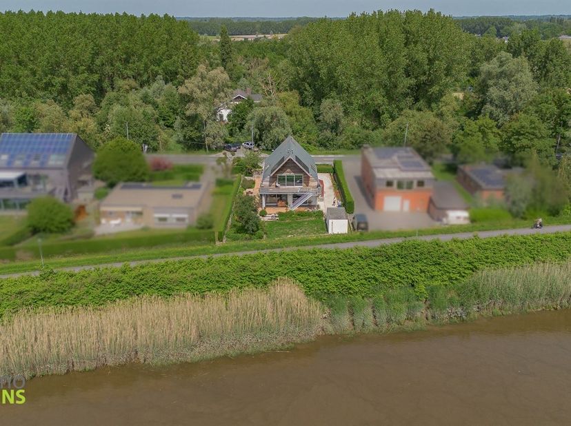 Prachtige villa gelegen aan de Schelde in Grembergen <br />
Instelprijs (bieden vanaf): 549.000,00 euro<br />
Op een perceel van 791 m², pal aan de