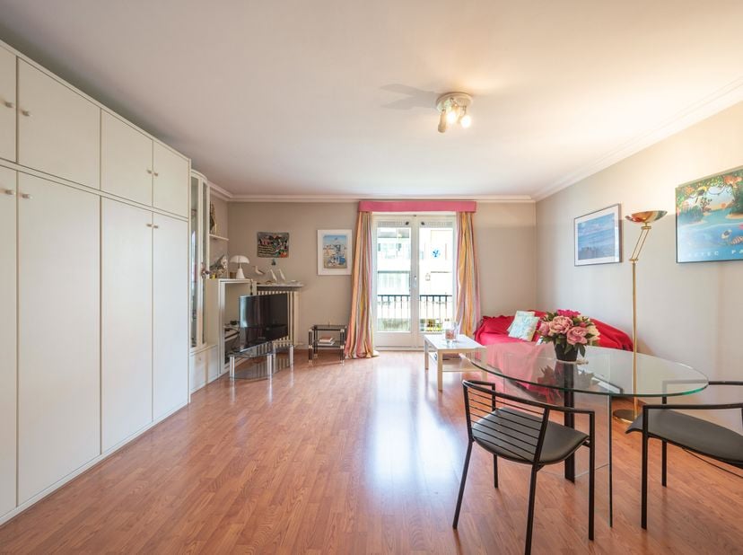 Prachtig gelegen pied-à-terre op een absolute toplocatie in de Kustlaan, op slechts enkele stappen van het strand en de zee. Indeling: lichtrijke woon