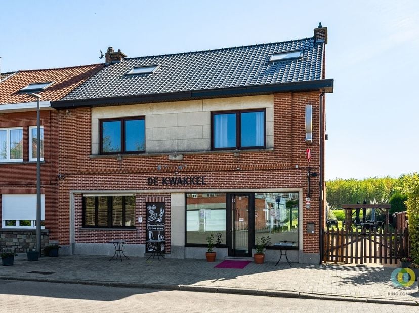 Dans un quartier animé de Koningslo, cette propriété commerciale polyvalente comprend un espace horeca au rez-de-chaussée et un logement à létage. Le