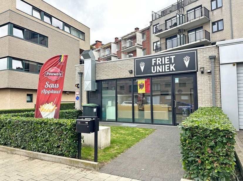 Op een uitstekende commerciële locatie aan de Oude Bosuilbaan 105 te Deurne bevindt zich dit moderne en goed onderhouden handelspand van bouwjaar 2014